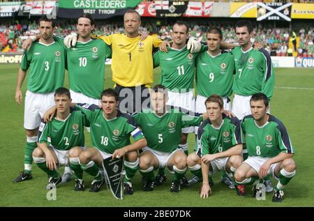 L'équipe de football d'Irlande du Nord, (rangée supérieure de gauche) Tony Capaldi (Plymouth Argyle), James Quinn (Peterborough United), Maik Taylor (Birmingham City), Stuart Elliott (Hull City), David Healy (Leeds United), Keith Gillespie (Sheffield United), (rangée inférieure de gauche) - Chris Baird (Southampton), Aaron Huges (Aston Villia), Stephen Motherwell (Steve Davis) (Aston Villa) et Damien Johnson (Birmingham City). Photo/Paul McErlane Banque D'Images