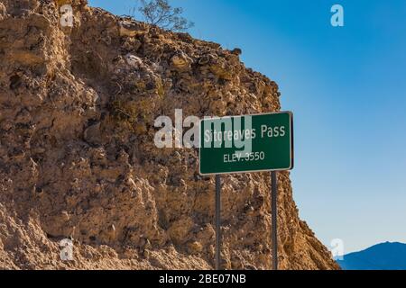 Panneau du col de Sitgreaves près d'Oatman le long de la route historique 66 en Arizona, aux États-Unis Banque D'Images