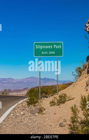 Panneau du col de Sitgreaves près d'Oatman le long de la route historique 66 en Arizona, aux États-Unis Banque D'Images