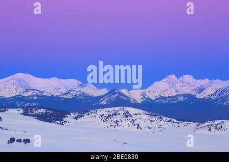 lumière avant l'aube sur les montagnes de beaverhead en hiver près de jackson, montana Banque D'Images