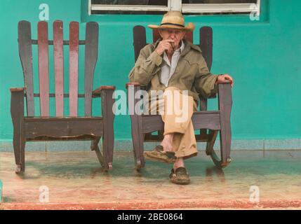Le tabacs de Guajiro et son cigare à Viñales, Cuba Banque D'Images