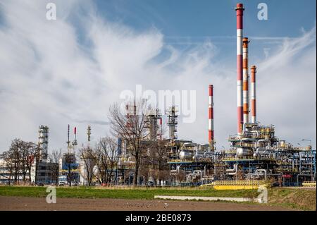 Gdansk, Pologne. 10 avril 2020. Vue sur la raffinerie d'énergie Lotos à Gdansk. Crédit: Mateusz Slodkowski/SOPA Images/ZUMA Wire/Alay Live News Banque D'Images