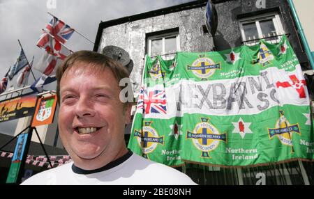 Mark Wallace propriétaire du Rex Bar sur la Shankill Road, se tient à l'extérieur de son pub avec plaisir après la victoire de l'Irlande du Nord sur l'Angleterre, Belfast, Irlande du Nord, 8 sept., 2005. Photo/Paul McErlane Banque D'Images