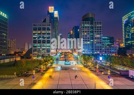 SUZHOU, CHINE- NOVEMBRE 04: Paysage urbain des bâtiments modernes dans le quartier financier la nuit le 04 novembre 2019 à Suzhou Banque D'Images