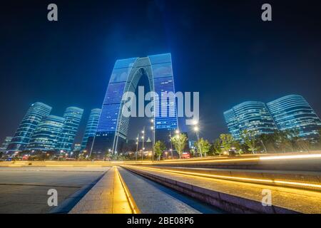 SUZHOU, CHINE- NOVEMBRE 04: Vue de nuit de la porte à l'est bâtiment de repère dans le quartier financier le 04 novembre 2019 à Suzhou Banque D'Images