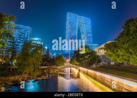 SUZHOU, CHINE- NOVEMBRE 04: Vue de nuit de la porte de l'est un célèbre bâtiment de repère sur le bord de mer du lac de Jinji le 04 novembre 2019 à Suzh Banque D'Images