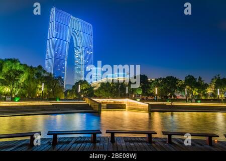 SUZHOU, CHINE- NOVEMBRE 04: Vue de nuit de la porte de l'édifice est pris du lac Jinji, une destination touristique populaire le Novembre 04, 2019 en S Banque D'Images