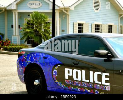 Melbourne Beach, Floride, États-Unis. 10 avril 2020. Avril est le mois de sensibilisation à l'autisme et le département de police de Melbourne Beach s'est associé à Puzzle Box Academy, Spring Forward pour l'autisme, Florida Vehicle Wraps et la Fondation Parker pour sensibiliser la communauté à l'autisme. Pour ce faire, Puzzle Box Academy a payé pour avoir une de nos voitures de police enveloppées en l'honneur du mois de sensibilisation à l'autisme. Crédit photo : Julian Leek/Alay Live News Banque D'Images