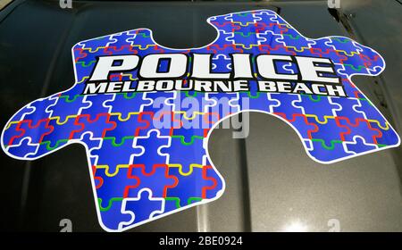Melbourne Beach, Floride, États-Unis. 10 avril 2020. Avril est le mois de sensibilisation à l'autisme et le département de police de Melbourne Beach s'est associé à Puzzle Box Academy, Spring Forward pour l'autisme, Florida Vehicle Wraps et la Fondation Parker pour sensibiliser la communauté à l'autisme. Pour ce faire, Puzzle Box Academy a payé pour avoir une de nos voitures de police enveloppées en l'honneur du mois de sensibilisation à l'autisme. Crédit photo : Julian Leek/Alay Live News Banque D'Images