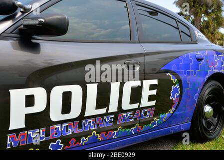 Melbourne Beach, Floride, États-Unis. 10 avril 2020. Avril est le mois de sensibilisation à l'autisme et le département de police de Melbourne Beach s'est associé à Puzzle Box Academy, Spring Forward pour l'autisme, Florida Vehicle Wraps et la Fondation Parker pour sensibiliser la communauté à l'autisme. Pour ce faire, Puzzle Box Academy a payé pour avoir une de nos voitures de police enveloppées en l'honneur du mois de sensibilisation à l'autisme. Crédit photo : Julian Leek/Alay Live News Banque D'Images