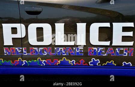 Melbourne Beach, Floride, États-Unis. 10 avril 2020. Avril est le mois de sensibilisation à l'autisme et le département de police de Melbourne Beach s'est associé à Puzzle Box Academy, Spring Forward pour l'autisme, Florida Vehicle Wraps et la Fondation Parker pour sensibiliser la communauté à l'autisme. Pour ce faire, Puzzle Box Academy a payé pour avoir une de nos voitures de police enveloppées en l'honneur du mois de sensibilisation à l'autisme. Crédit photo : Julian Leek/Alay Live News Banque D'Images