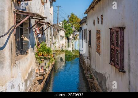 SUZHOU, CHINE- NOVEMBRE 05: Architecture chinoise historique le long du canal dans la rue Shantang le 05 novembre 2019 à Suzhou Banque D'Images