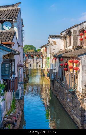 SUZHOU, CHINE- NOVEMBRE 05: Bâtiments chinois anciens le long de la rivière Shantang dans la vieille rue le 05 novembre 2019 à Suzhou Banque D'Images