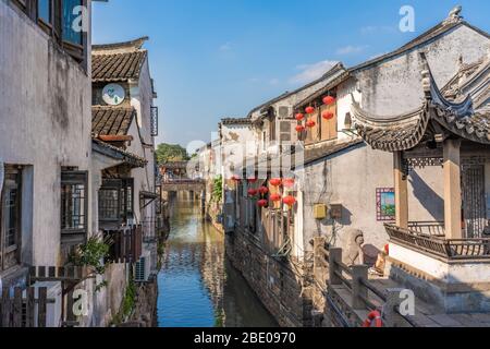 SUZHOU, CHINE- NOVEMBRE 05: Bâtiments chinois anciens le long de la rivière Shantang dans la vieille rue le 05 novembre 2019 à Suzhou Banque D'Images