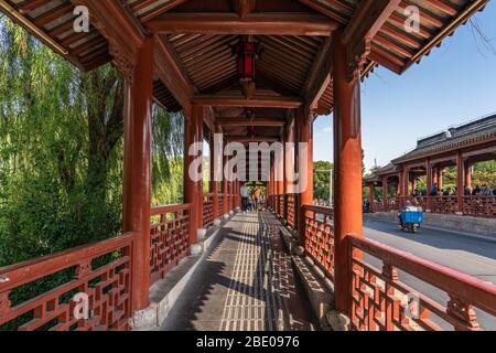 SUZHOU, CHINE- NOVEMBRE 05: Pavillon chinois traditionnel dans la rue Shantang ancienne ville le 05 novembre 2019 à Suzhou Banque D'Images