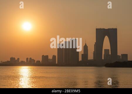 SUZHOU, CHINE- NOVEMBRE 05: Vue sur la ville du quartier financier depuis le lac Jinji au coucher du soleil le 05 novembre 2019 à Suzhou Banque D'Images