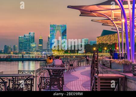 SUZHOU, CHINE- NOVEMBRE 05: C'est une vue en soirée d'une zone au bord du lac de Moon Harbour, une destination touristique populaire sur le lac de Jinji le 05 novembre 201 Banque D'Images