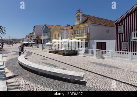 Promenade pittoresque et bâtiments colorés à rayures à Costa Nova do Prado Ilhavo, un village de plage sur la côte Atlantique près d'Aveiro Portugal Banque D'Images