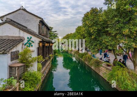 SUZHOU, CHINE- NOVEMBRE 06: Vue sur le canal avec les bâtiments chinois traditionnels dans la vieille ville de Pingjiang Road le 06 novembre 2019 à Suzhou Banque D'Images