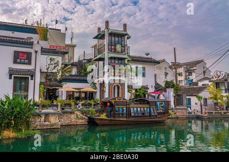 SUZHOU, CHINE- NOVEMBRE 06: Bâtiments chinois traditionnels le long de la rivière dans la ville ancienne de Pingjiang Road le 06 novembre 2019 à Suzhou Banque D'Images