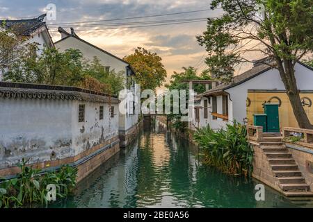 SUZHOU, CHINE- NOVEMBRE 06: Paysage du canal dans la route Pingjiang ancienne ville, une destination touristique populaire le 06 novembre 2019 à Suzhou Banque D'Images