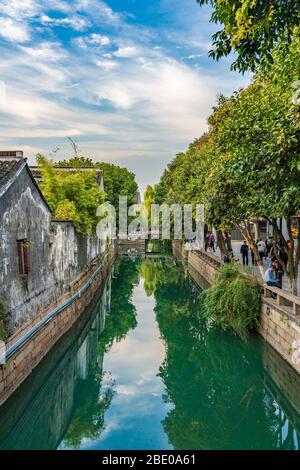 SUZHOU, CHINE- NOVEMBRE 06: Vue panoramique sur le canal sur Pingjiang Road, une ancienne rue populaire le 06 novembre 2019 à Suzhou Banque D'Images