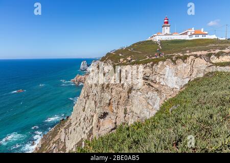 Vue sur la mer, partie d'un parc national, avec phare. Cap Roca près d'Azóia Colares, près de Lisbonne Portugal Banque D'Images