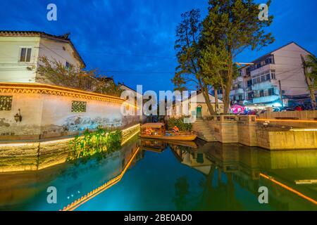 SUZHOU, CHINE- NOVEMBRE 06: Vue de nuit sur le paysage et l'architecture de la rivière à Pingjiang Road ancienne ville le 06 novembre 2019 à Suzhou Banque D'Images