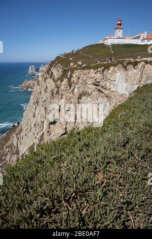 Vue sur la mer, partie d'un parc national, avec phare. Cap Roca près d'Azóia Colares, près de Lisbonne Portugal Banque D'Images