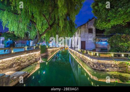 SUZHOU, CHINE - NOVEMBRE 06: Vue de nuit sur le paysage de rivière et les bâtiments historiques traditionnels de la vieille ville de Pingjiang Road le 06 novembre 2019 à Suzh Banque D'Images