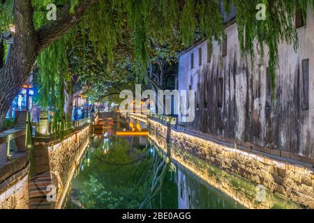 SUZHOU, CHINE - NOVEMBRE 06: Vue de nuit sur le paysage de rivière et les bâtiments historiques traditionnels de la vieille ville de Pingjiang Road le 06 novembre 2019 à Suzh Banque D'Images