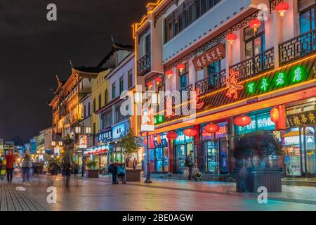 SUZHOU, CHINE- NOVEMBRE 06: C'est une vue de nuit de Guanqian rue, une célèbre rue commerçante dans le centre-ville le 06 novembre 2019 à Suzhou Banque D'Images