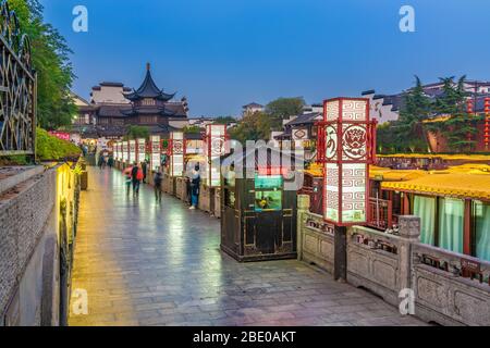 NANJING, CHINE - NOVEMBRE 07: C'est le bord de la rivière au temple historique Fuzimiao Confucius le 07 novembre 2019 à Nanjing Banque D'Images