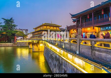 NANJING, CHINE - 07 NOVEMBRE: Vue en soirée d'un pont le long de la rivière dans le quartier historique de Fuzimiao le 07 novembre 2019 à Nanjing Banque D'Images