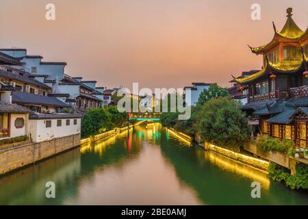 NANJING, CHINE - 07 NOVEMBRE : vue en soirée des bâtiments chinois traditionnels sur la rivière Qinhuai dans le quartier historique de Fuzimiao le 07 novembre 201 Banque D'Images