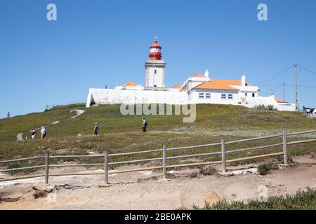 Vue sur la mer, partie d'un parc national, avec phare. Cap Roca près d'Azóia Colares, près de Lisbonne Portugal Banque D'Images