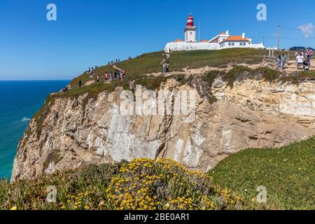 Vue sur la mer, partie d'un parc national, avec phare. Près d'Azóia Colares, près de Lisbonne Portugal Banque D'Images