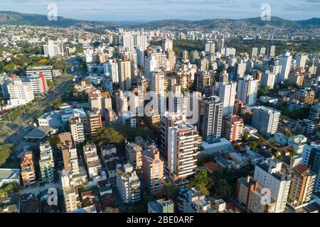 Porto Alegre, RS, Brésil drone vue. Quartier de Petropolis, une zone de classe supérieure avec bâtiments résidentiels et commerciaux. Vue aérienne. Banque D'Images