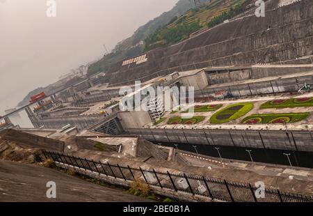 Barrage de trois Gorges, Chine - 6 mai 2010 : rivière Yangtze. Brouillard matin, deux sections de verrouillage des remontées mécaniques adjacentes avec train de porte rouge sur le pont. Beige con Banque D'Images