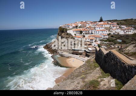 Village portugais sur le bord de la falaise à Azenhas do Mar Colares Portugal Banque D'Images