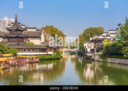 NANJING, CHINE - NOVEMBRE 07: Vue panoramique sur la rivière Qinhuai dans le quartier historique de Fuzimiao le 07 novembre 2019 à Nanjing Banque D'Images