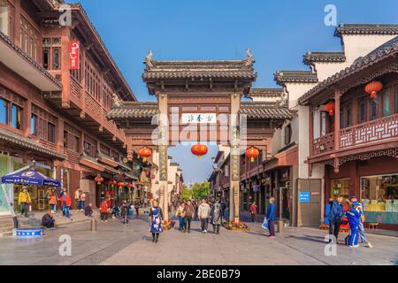 NANJING, CHINE - NOVEMBRE 07: C'est l'entrée de la rue commerçante Fuzimiao et de la vieille ville le 07 novembre 2019 à Nanjing Banque D'Images