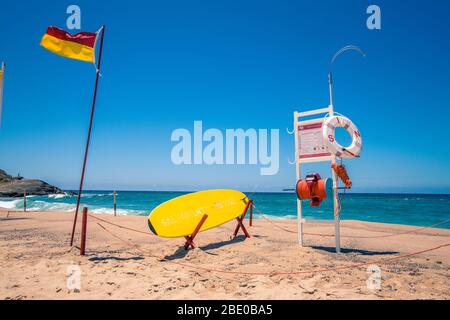 Station de sauveteurs sur la plage de Praia Das Macas Portugal avec drapeau et équipement de sécurité Banque D'Images