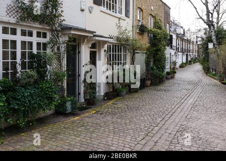 Propriétés résidentielles sur Kynance Mews pavés à South Kensington, Londres Angleterre Royaume-Uni Banque D'Images