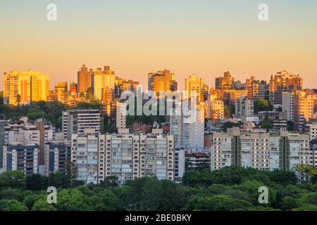 Porto Alegre, Brésil, lumière du lever du soleil. Capitale de l'État de Rio Grande do Sul. Parc et bâtiments résidentiels. Banque D'Images