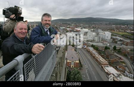 Dossiers : l'ancien président de Sinn Fein, Gerry Adams (R), et le membre du parti, FRA McCann, regarde vers l'ouest Belfast depuis le toit de la Tour Divis précédemment occupée par l'Armée britannique sur le chemin Falls, à l'ouest de Belfast, en Irlande du Nord, le 21 septembre 2005. 19 étages plus haut connu sous le nom de Spypost par les républicains irlandais l'Armée britannique a déménagé en août dans le cadre d'un programme de deux ans pour réduire la sécurité dans la province. (Photo/Paul McErlane) Banque D'Images