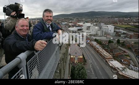 Dossiers : l'ancien président de Sinn Fein, Gerry Adams (R), et le membre du parti, FRA McCann, regarde vers l'ouest Belfast depuis le toit de la Tour Divis précédemment occupée par l'Armée britannique sur le chemin Falls, à l'ouest de Belfast, en Irlande du Nord, le 21 septembre 2005. 19 étages plus haut connu sous le nom de Spypost par les républicains irlandais l'Armée britannique a déménagé en août dans le cadre d'un programme de deux ans pour réduire la sécurité dans la province. (Photo/Paul McErlane) Banque D'Images