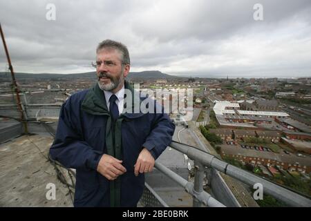 Dossiers : l'ancien président de Sinn Fein, Gerry Adams (R), et le membre du parti, FRA McCann, regarde vers l'ouest Belfast depuis le toit de la Tour Divis précédemment occupée par l'Armée britannique sur le chemin Falls, à l'ouest de Belfast, en Irlande du Nord, le 21 septembre 2005. 19 étages plus haut connu sous le nom de Spypost par les républicains irlandais l'Armée britannique a déménagé en août dans le cadre d'un programme de deux ans pour réduire la sécurité dans la province. (Photo/Paul McErlane) Banque D'Images