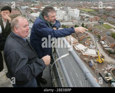 Dossiers : l'ancien président de Sinn Fein, Gerry Adams (R), et le membre du parti, FRA McCann, regarde vers l'ouest Belfast depuis le toit de la Tour Divis précédemment occupée par l'Armée britannique sur le chemin Falls, à l'ouest de Belfast, en Irlande du Nord, le 21 septembre 2005. 19 étages plus haut connu sous le nom de Spypost par les républicains irlandais l'Armée britannique a déménagé en août dans le cadre d'un programme de deux ans pour réduire la sécurité dans la province. (Photo/Paul McErlane) Banque D'Images