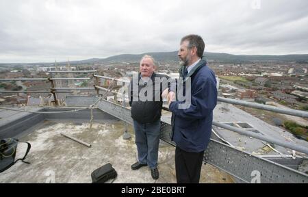 Dossiers : l'ancien président de Sinn Fein, Gerry Adams (R), et le membre du parti, FRA McCann, regarde vers l'ouest Belfast depuis le toit de la Tour Divis précédemment occupée par l'Armée britannique sur le chemin Falls, à l'ouest de Belfast, en Irlande du Nord, le 21 septembre 2005. 19 étages plus haut connu sous le nom de Spypost par les républicains irlandais l'Armée britannique a déménagé en août dans le cadre d'un programme de deux ans pour réduire la sécurité dans la province. (Photo/Paul McErlane) Banque D'Images